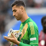 حارس رايو فايكانو ينبه الحكم إلى حادث في مدرجات نهائي دوري المؤتمر الأوروبي