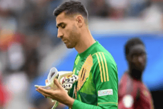 حارس رايو فايكانو ينبه الحكم إلى حادث في مدرجات نهائي دوري المؤتمر الأوروبي