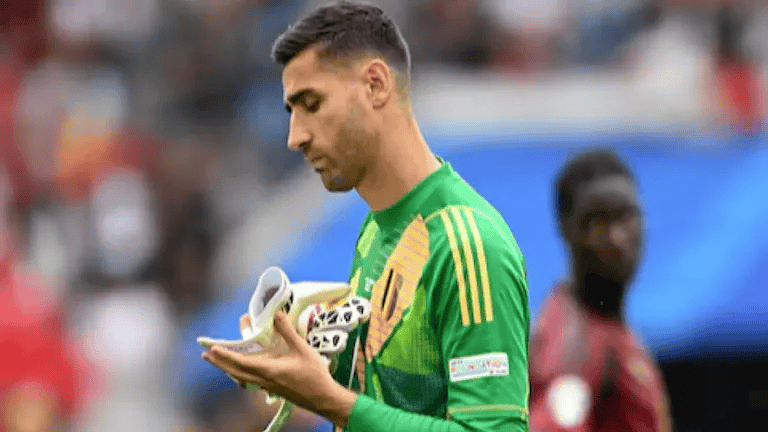 حارس رايو فايكانو ينبه الحكم إلى حادث في مدرجات نهائي دوري المؤتمر الأوروبي
