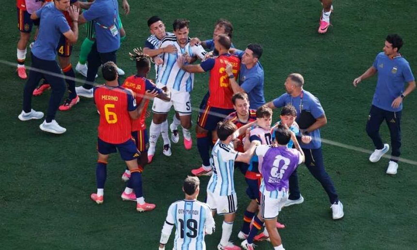 تحقيق فيفا يهدد ثلاثي الأرجنتين وجافي بعقوبات بعد أحداث نهائي كأس العالم