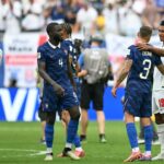 بعد مفاوضاته مع سان جيرمان.. نجم برشلونة السابق يظهر بقميص ريال مدريد في مفاجأة