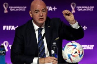 فيفا يؤكد استمرار إنفانتينو رئيسًا ويدعمه بعد الجدل الاستثماري