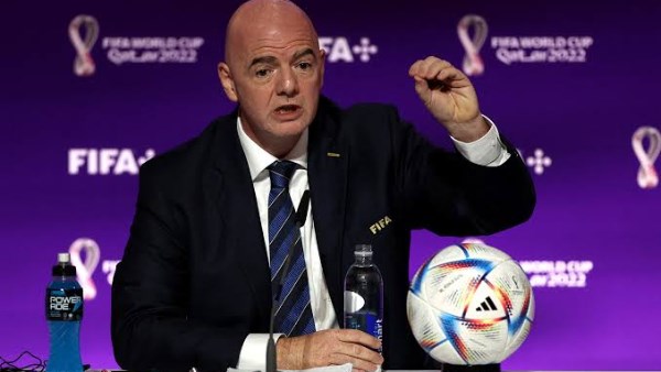 فيفا يؤكد استمرار إنفانتينو رئيسًا ويدعمه بعد الجدل الاستثماري