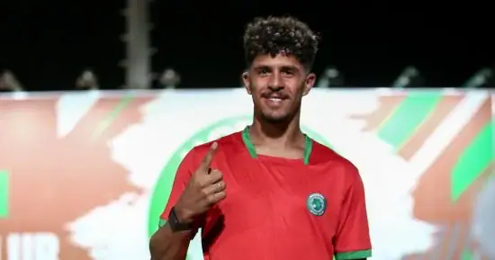 محمود ممدوح مهاجم مودرن سبورت خلال مباراة في الدوري المصري الممتاز