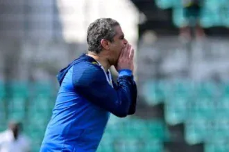 معتمد جمال المدير الفني للزمالك أثناء حديثه مع اللاعبين في التدريبات