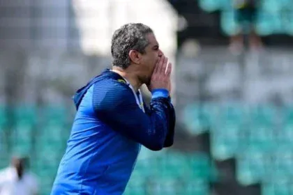 معتمد جمال المدير الفني للزمالك أثناء حديثه مع اللاعبين في التدريبات