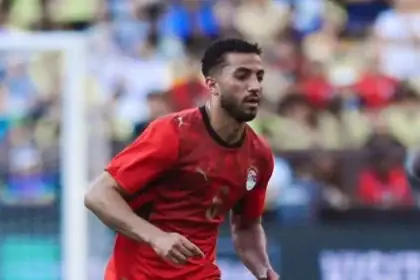 حسام حسن المدير الفني لمنتخب مصر خلال متابعة مباراة الفريق