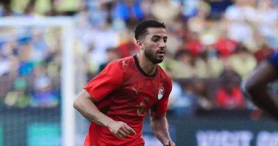 حسام حسن المدير الفني لمنتخب مصر خلال متابعة مباراة الفريق