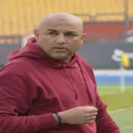 أحمد عبد المقصود المدير الفني لفريق بترول أسيوط خلال مباراة في الدوري المصري
