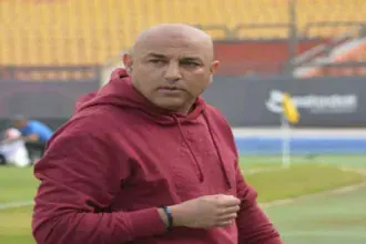 أحمد عبد المقصود المدير الفني لفريق بترول أسيوط خلال مباراة في الدوري المصري