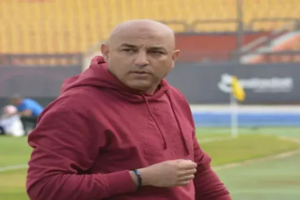 أحمد عبد المقصود المدير الفني لفريق بترول أسيوط خلال مباراة في الدوري المصري