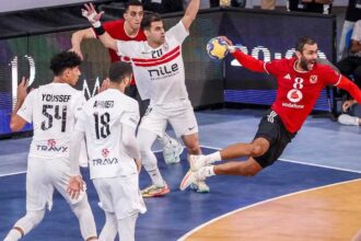 لاعبو نيس بقيادة محمد عبد المنعم خلال مباراة في الدوري الفرنسي