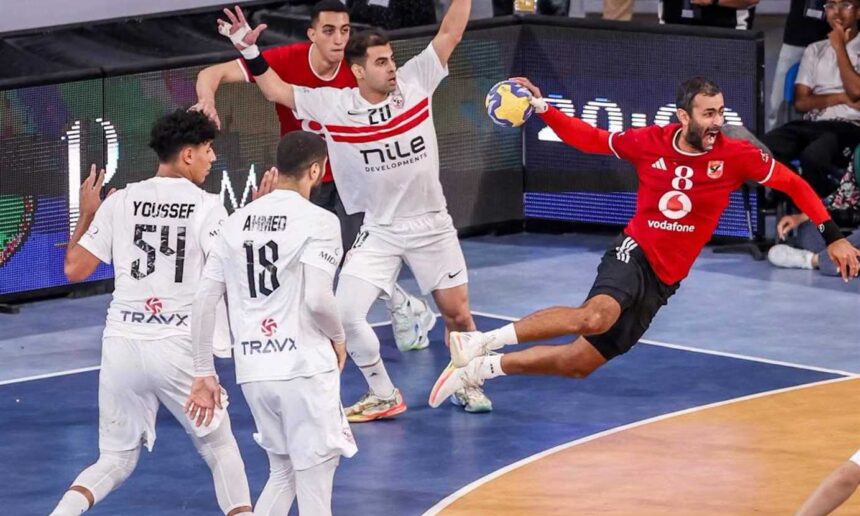 لاعبو نيس بقيادة محمد عبد المنعم خلال مباراة في الدوري الفرنسي