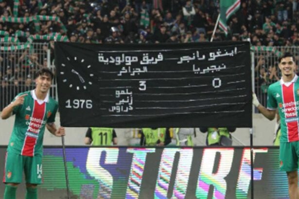 لاعبو مولودية الجزائر يحتفلون بالتأهل إلى دور المجموعات في دوري أبطال إفريقيا