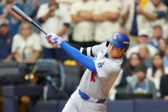 بريورز يهزم دودجرز 2-1 ويخطف المباراة الأولى في نهائي الدوري الوطني