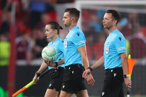 دي بورجوس حكماً لبرشلونة وبيتيس وديل سيرو في تقنية الفيديو