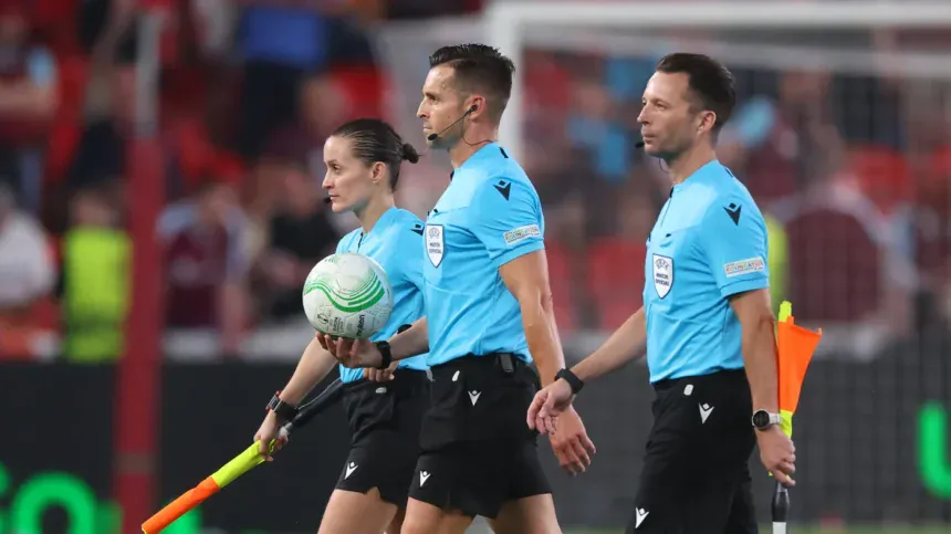 دي بورجوس حكماً لبرشلونة وبيتيس وديل سيرو في تقنية الفيديو