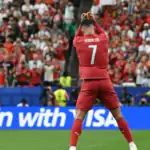 خفيتشا كفاراتسخيليا جناح باريس سان جيرمان خلال مباراة في دوري أبطال أوروبا