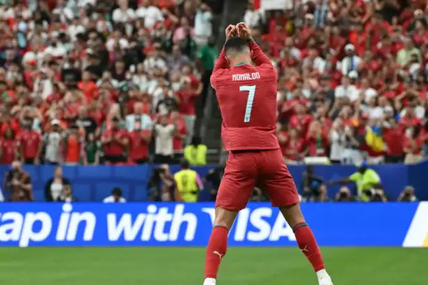 خفيتشا كفاراتسخيليا جناح باريس سان جيرمان خلال مباراة في دوري أبطال أوروبا