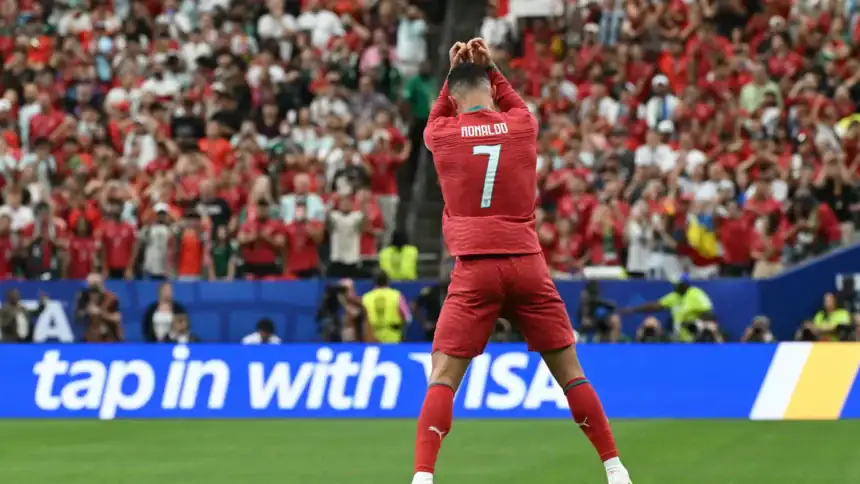 خفيتشا كفاراتسخيليا جناح باريس سان جيرمان خلال مباراة في دوري أبطال أوروبا