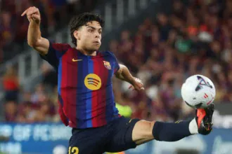 برايان فاريناس لاعب وسط برشلونة خلال تدريبات الفريق