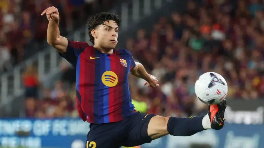 برايان فاريناس لاعب وسط برشلونة خلال تدريبات الفريق