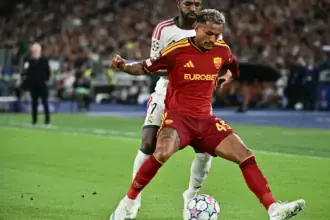 أماندا مارتينز زوجة مدافع روما ويسلي فرانسا