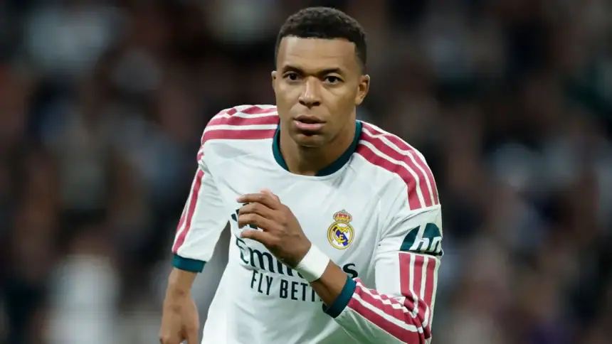 كيليان مبابي مهاجم ريال مدريد والمنتخب الفرنسي خلال مباراة