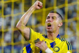كريستيانو رونالدو قائد النصر خلال مباراة الفيصلي في دوري روشن السعودي