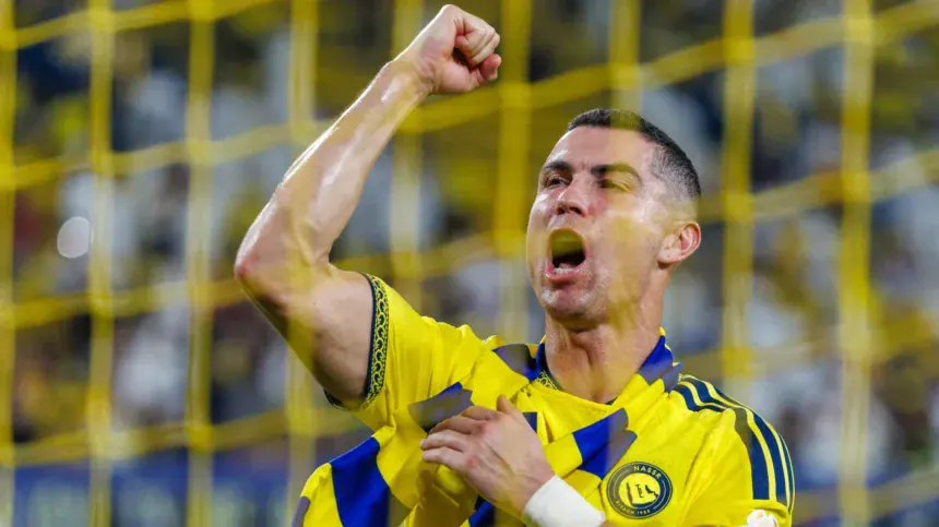 كريستيانو رونالدو قائد النصر خلال مباراة الفيصلي في دوري روشن السعودي