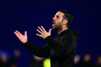 سيسك فابريجاس مدرب كومو خلال مواجهة فريقه مانشستر يونايتد في دوري أبطال أوروبا
