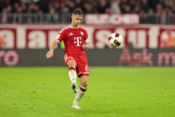 جوشوا كيميش لاعب وسط بايرن ميونخ خلال مباراة للفريق