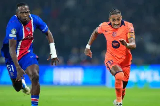 رافينيا لاعب برشلونة خلال مباراة باريس سان جيرمان في دوري أبطال أوروبا