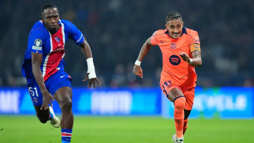 رافينيا لاعب برشلونة خلال مباراة باريس سان جيرمان في دوري أبطال أوروبا