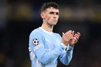 فيل فودين يحتفل بثلاثيته مع مانشستر سيتي أمام أيك أثينا في دوري أبطال أوروبا