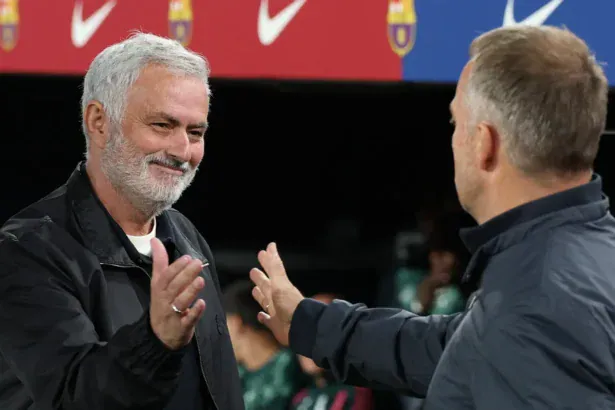 مورينيو على مقاعد بدلاء ريال مدريد خلال كلاسيكو كامب نو أمام برشلونة