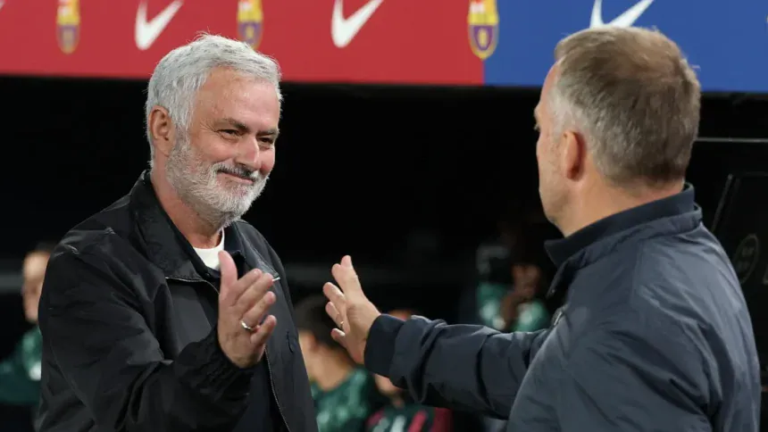 مورينيو على مقاعد بدلاء ريال مدريد خلال كلاسيكو كامب نو أمام برشلونة