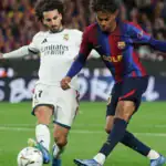 كلوديا رودريغيز زوجة مارك كوكوريلا خلال حضورها مباراة الكلاسيكو في ملعب كامب نو