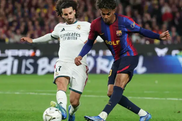 كلوديا رودريغيز زوجة مارك كوكوريلا خلال حضورها مباراة الكلاسيكو في ملعب كامب نو