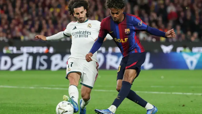 كلوديا رودريغيز زوجة مارك كوكوريلا خلال حضورها مباراة الكلاسيكو في ملعب كامب نو