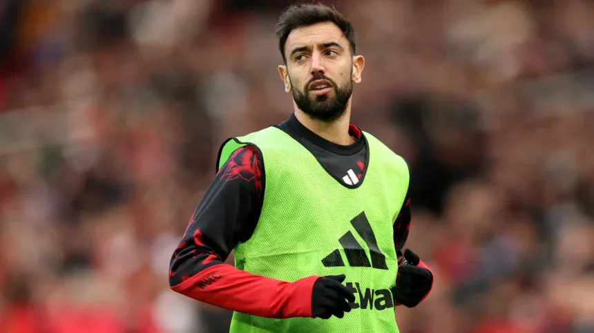 برونو فيرنانديز قائد مانشستر يونايتد مع المدرب مايكل كاريك