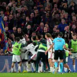 الحكم مارتينيز مونويرا خلال إدارته مباراة الكلاسيكو بين برشلونة وريال مدريد على ملعب كامب نو