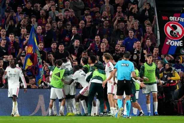الحكم مارتينيز مونويرا خلال إدارته مباراة الكلاسيكو بين برشلونة وريال مدريد على ملعب كامب نو