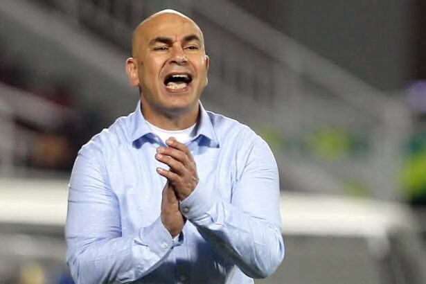 حسام حسن المدير الفني لمنتخب مصر خلال تدريبات الفريق