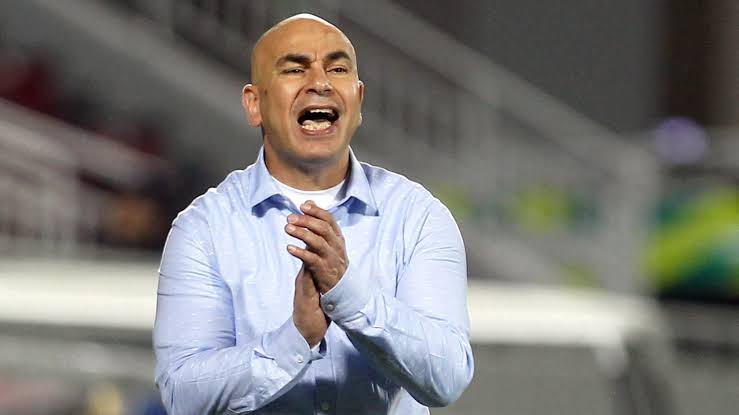 حسام حسن المدير الفني لمنتخب مصر خلال تدريبات الفريق