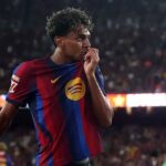 لوكاس هيرنانديز مدافع باريس سان جيرمان يمازح لامين يامال نجم برشلونة خلال المباراة