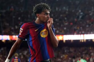 لوكاس هيرنانديز مدافع باريس سان جيرمان يمازح لامين يامال نجم برشلونة خلال المباراة