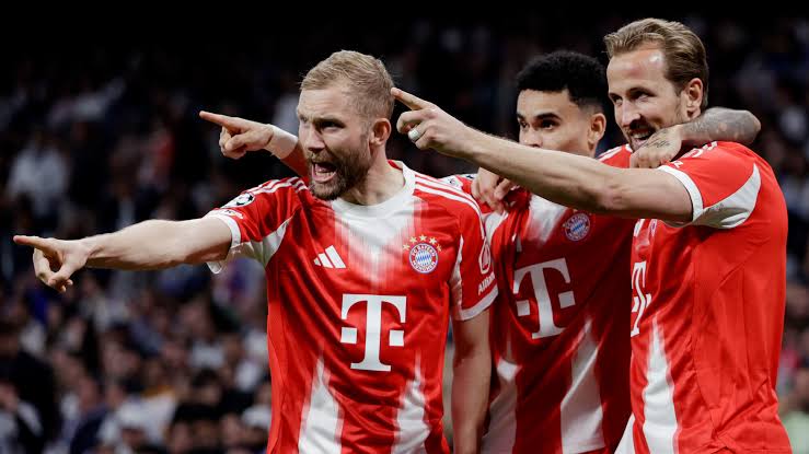 هاري كين وأوليسي خلال مباراة لبايرن ميونخ في دوري أبطال أوروبا