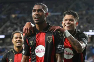 لاعبو بورنموث يحتفلون بالثلاثية أمام ميلان في الدوري الأوروبي