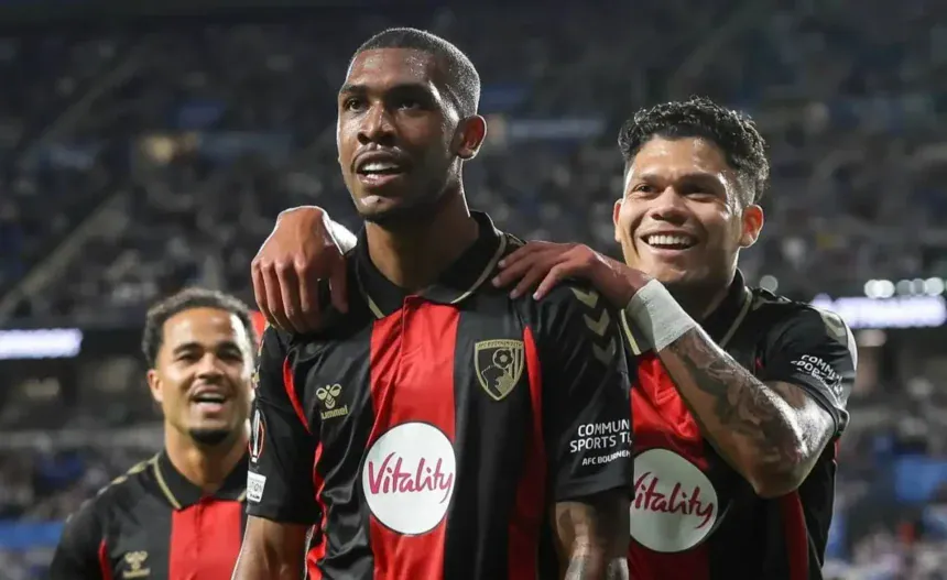 لاعبو بورنموث يحتفلون بالثلاثية أمام ميلان في الدوري الأوروبي